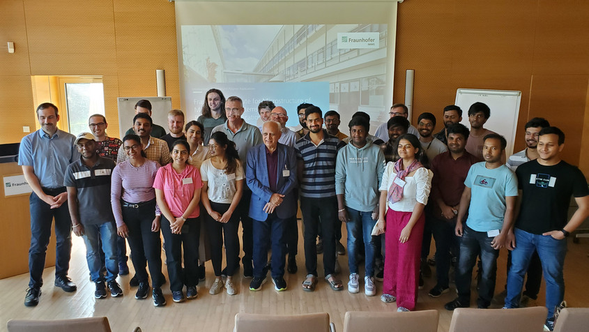 Unternehmer Arvind Mehta (1. Reihe, Mitte) gab Studenten der MLU und der Hochschule Merseburg im Fraunhofer IMWS aus erster Hand Einblicke in den indischen Kunststoffmarkt.